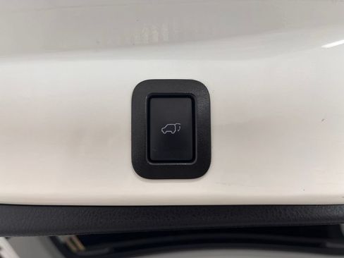 Used 2019 Toyota Highlander Plus AWD/4WD image 38