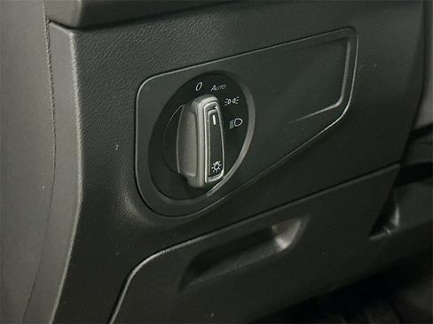 Used 2019 Volkswagen Tiguan SE w/ Panoramic Sunroof Package image 12