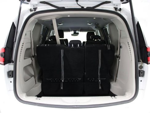 Used 2024 Chrysler Pacifica Touring-L image 13