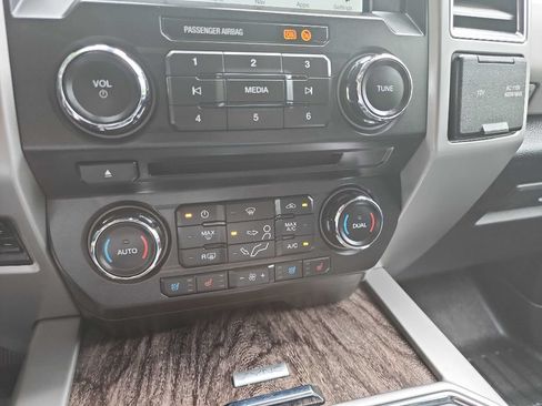 Used 2017 Ford F250 Lariat w/ Lariat Ultimate Package AWD/4WD image 31