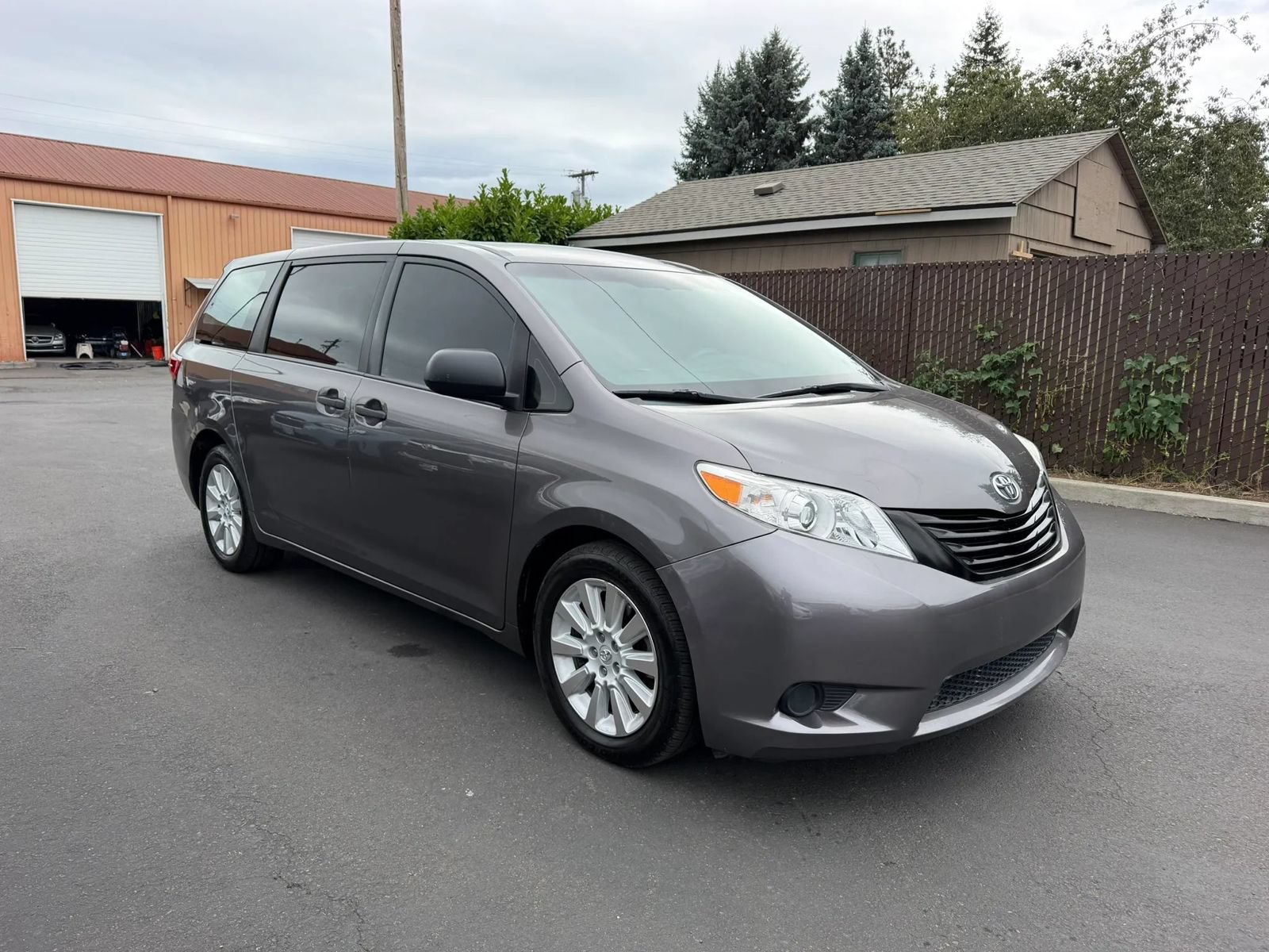 Used 2015 Toyota Sienna L FWD image 3