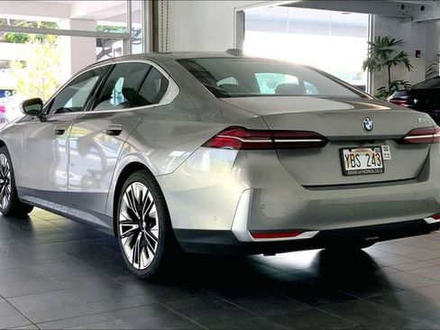 Used 2026 BMW 530i w/ Premium Package RWD image 5