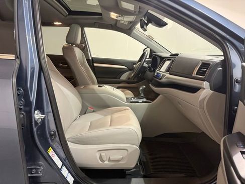 Used 2019 Toyota Highlander SE image 30