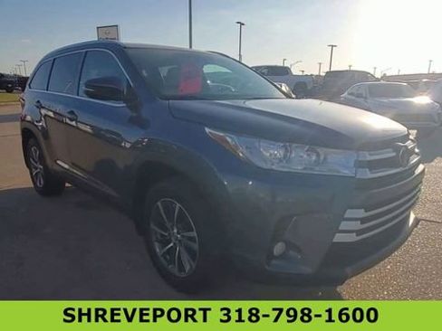 Used 2019 Toyota Highlander XLE FWD image 2