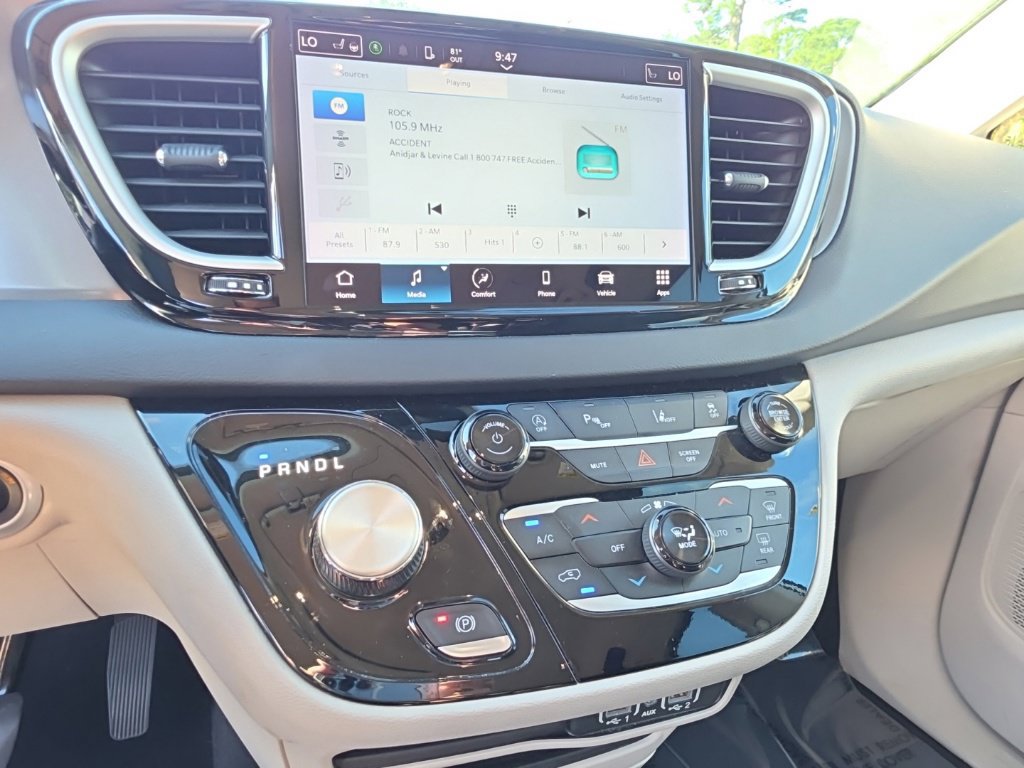 Used 2023 Chrysler Pacifica Touring-L FWD image 11
