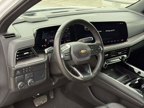 Used 2025 Chevrolet Suburban LT image 5