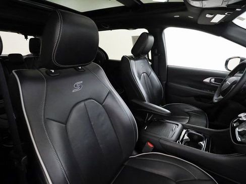Used 2025 Chrysler Pacifica Limited image 20