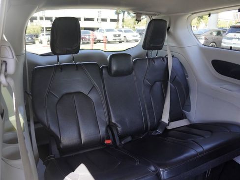 Used 2022 Chrysler Pacifica Touring-L image 21