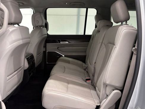 Used 2024 Jeep Wagoneer L Series II w/ Flexible Seating Group AWD/4WD image 19