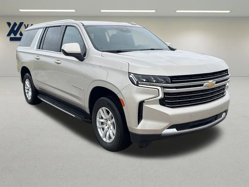 Used 2024 Chevrolet Suburban LT image 8