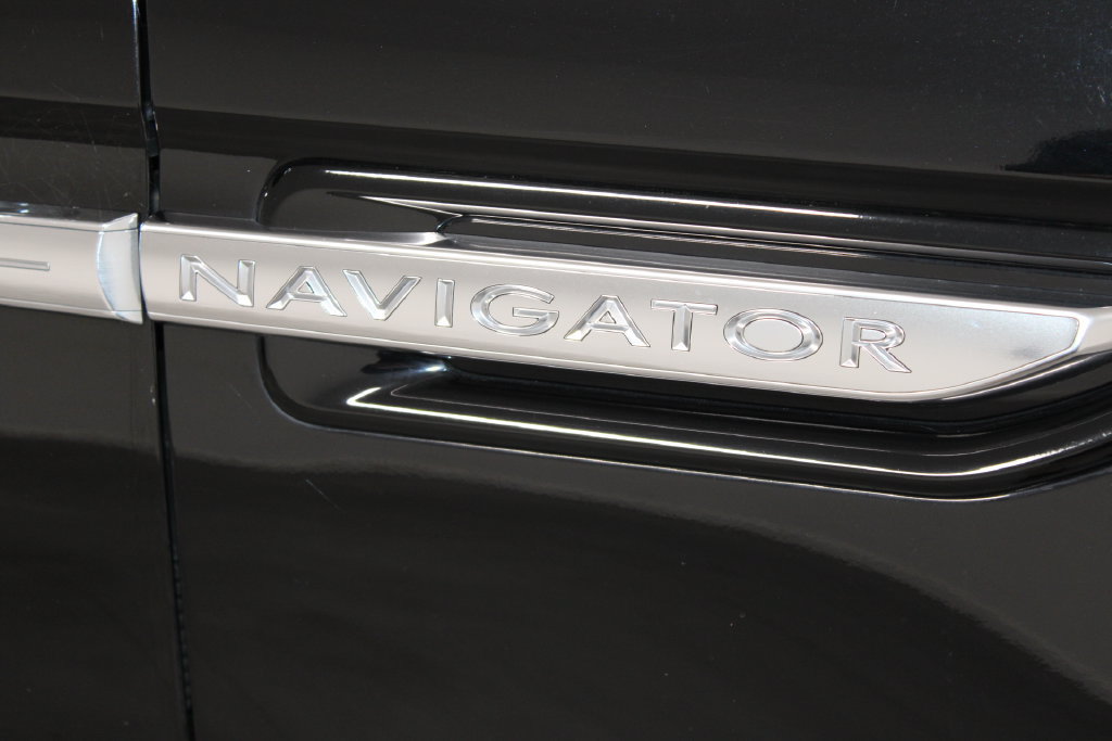 Used 2018 Lincoln Navigator Select RWD image 9