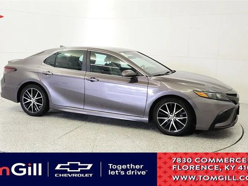 Used 2023 Toyota Camry SE FWD image 1
