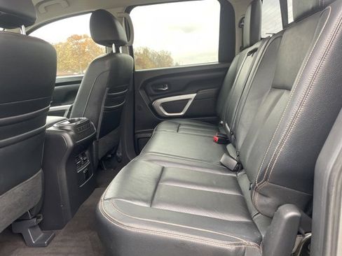 Used 2018 Nissan Titan SL w/ Chrome Package image 9