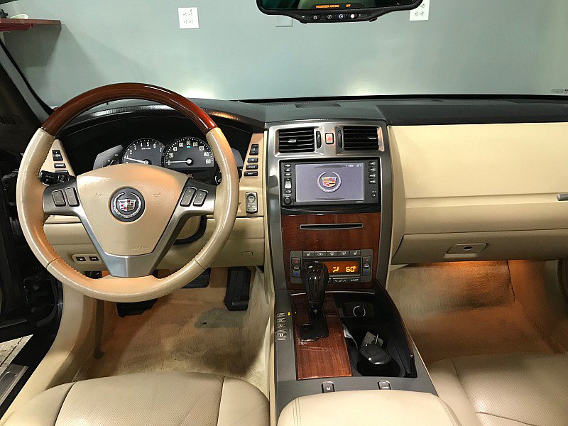 Used 2007 Cadillac XLR RWD image 23