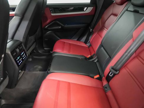 Used 2024 Porsche Cayenne AWD/4WD image 24