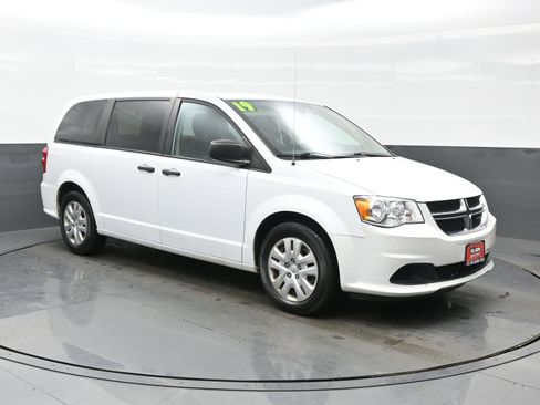 Used 2019 Dodge Grand Caravan SE w/ UConnect Hands-Free Group image 8