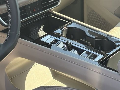 Certified 2025 Volkswagen Atlas SE image 9