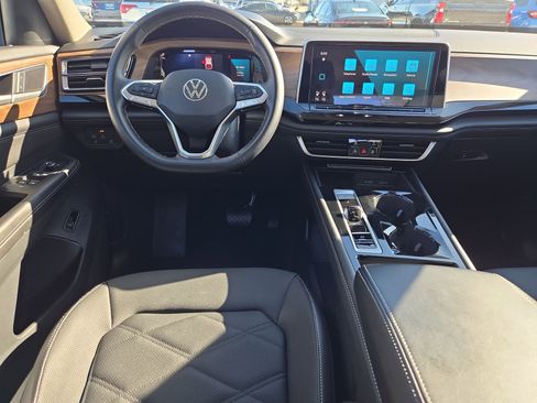 Used 2025 Volkswagen Atlas SE image 28