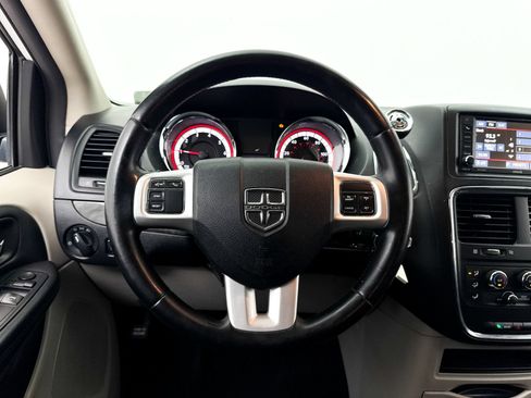 Used 2017 Dodge Grand Caravan SE w/ UConnect Hands-Free Group FWD image 25