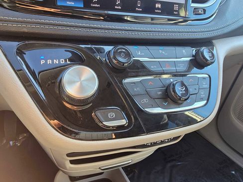 Used 2023 Chrysler Pacifica Touring-L image 29