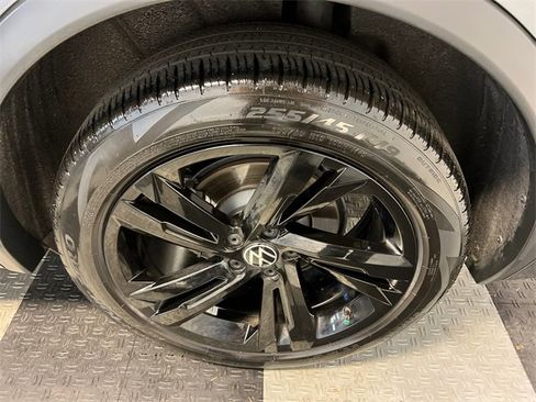 Certified 2023 Volkswagen Tiguan SE R-Line image 13