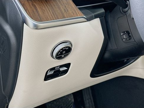 Used 2024 Mercedes-Benz GLC 300 4MATIC image 10