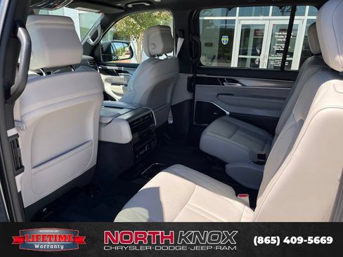 Used 2025 Jeep Wagoneer Series III w/ Premium Group I AWD/4WD image 21