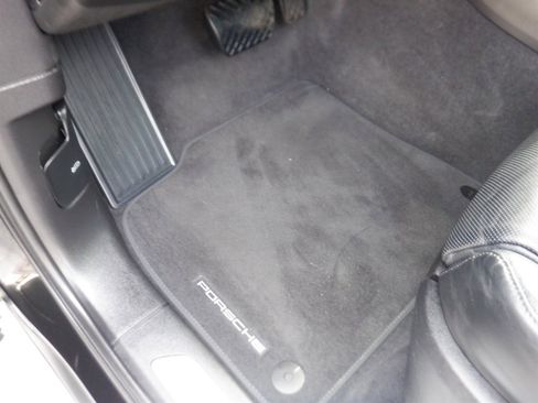 Used 2023 Porsche Cayenne Platinum Edition image 18