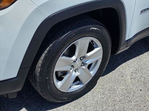 Certified 2022 Jeep Compass Latitude FWD image 11
