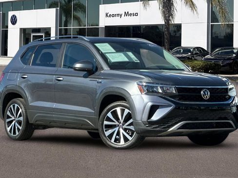 Used 2022 Volkswagen Taos SE image 2