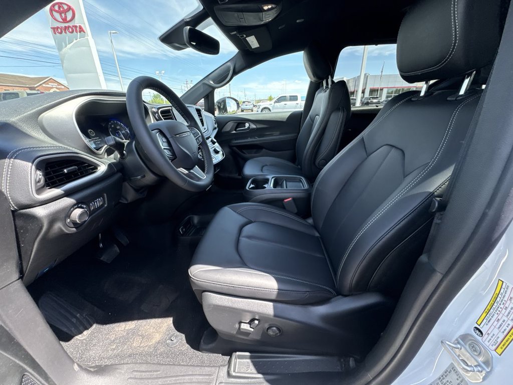 New 2027 Chrysler Pacifica Select AWD/4WD image 17