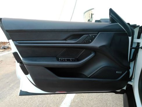 Used 2022 Porsche Taycan image 11