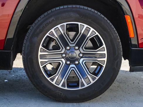 Used 2024 Jeep Wagoneer L Series II RWD image 11