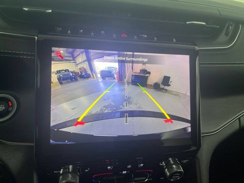 Used 2022 Jeep Grand Cherokee Overland w/ Luxury Tech Group IV AWD/4WD image 75