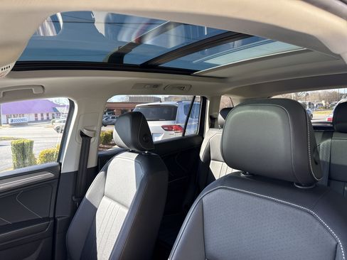 Used 2023 Volkswagen Tiguan SE image 28