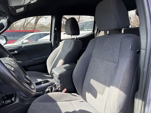 Used 2018 Toyota Tacoma TRD Sport image 17