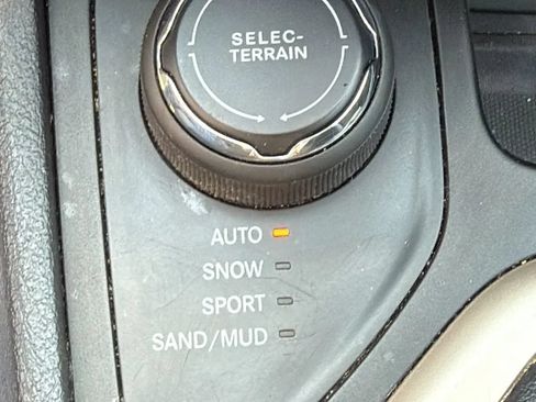 Used 2018 Jeep Cherokee Latitude w/ Safety Group AWD/4WD image 22