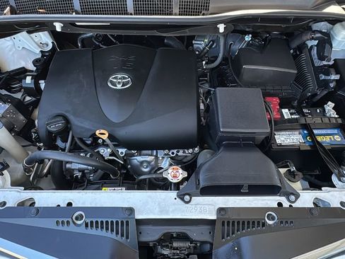Used 2019 Toyota Sienna LE w/ Carpet Mat Package FWD image 26