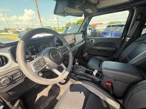 Used 2024 Jeep Wrangler Unlimited Sahara w/ Technology Group AWD/4WD image 14