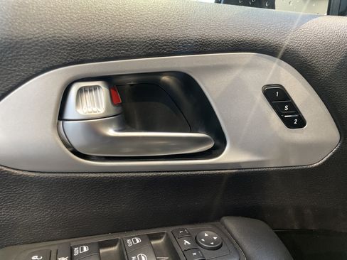 Used 2025 Chrysler Pacifica Limited FWD image 15