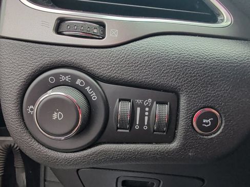 Used 2019 Jeep Cherokee Limited AWD/4WD image 20