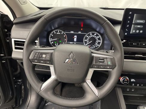 Used 2025 Mitsubishi Outlander SE image 6