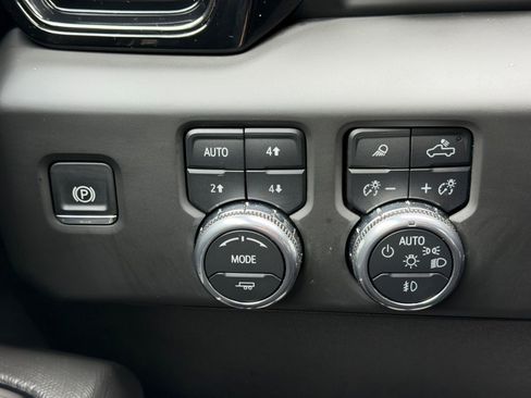 Used 2025 GMC Sierra 2500 AT4X image 12