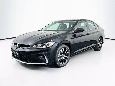 Used 2025 Volkswagen Jetta SE FWD image 3