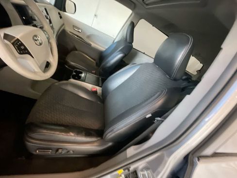 Used 2012 Toyota Sienna SE image 11