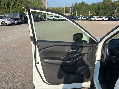 Used 2025 Nissan Rogue SV FWD image 8
