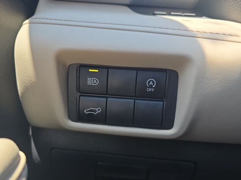 Used 2023 Toyota Highlander XLE FWD image 27