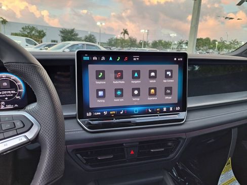 New 2026 Volkswagen Tiguan SE R-Line image 9