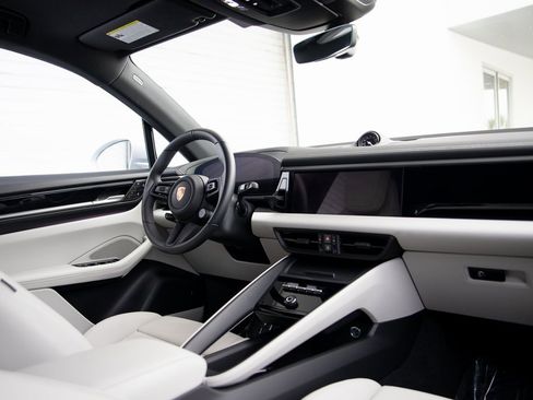 Certified 2025 Porsche Macan Electric image 29