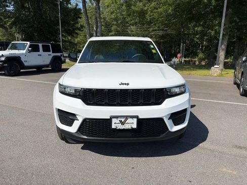 Used 2023 Jeep Grand Cherokee Altitude AWD/4WD image 9